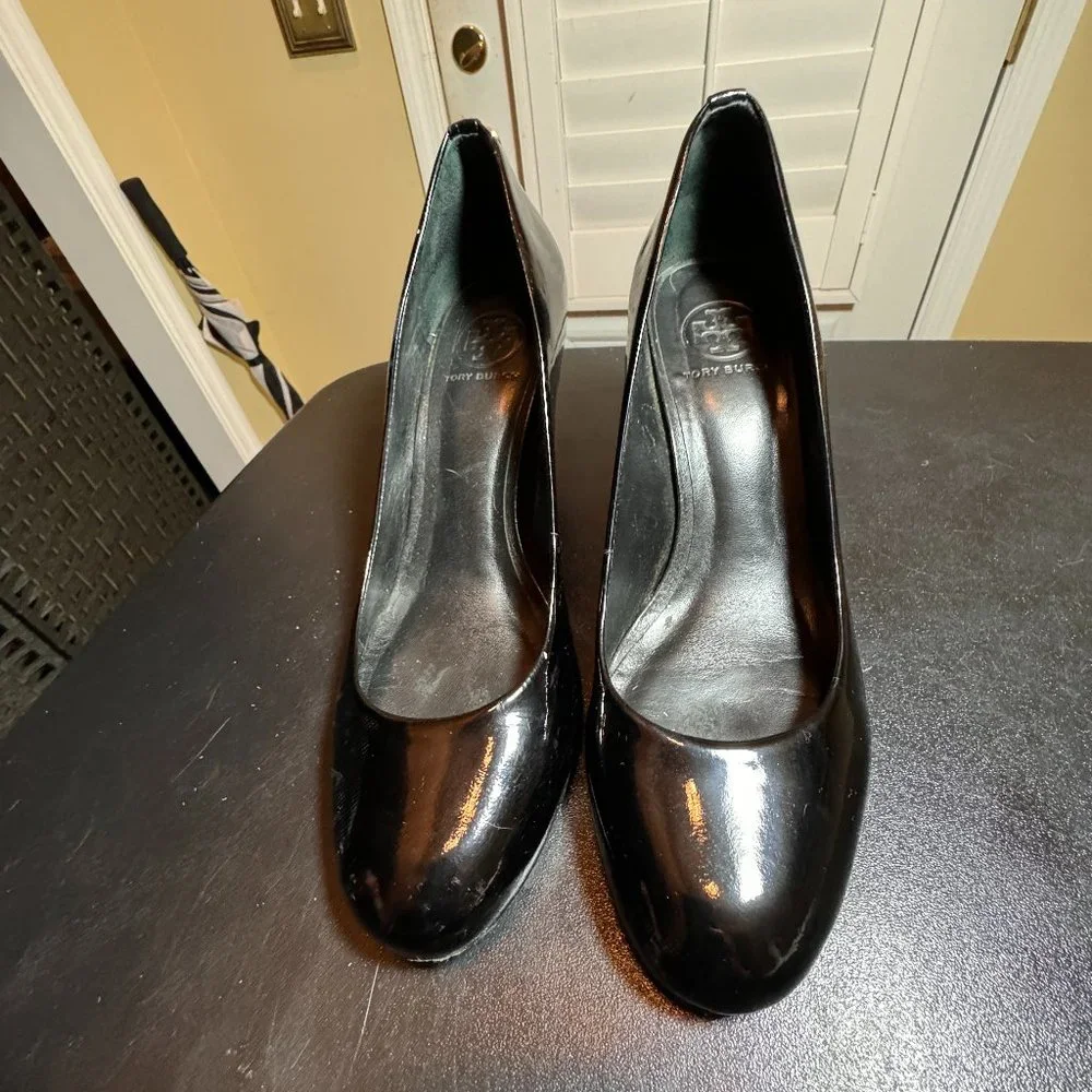 Tory Burch size 10 balck patent leather pumps